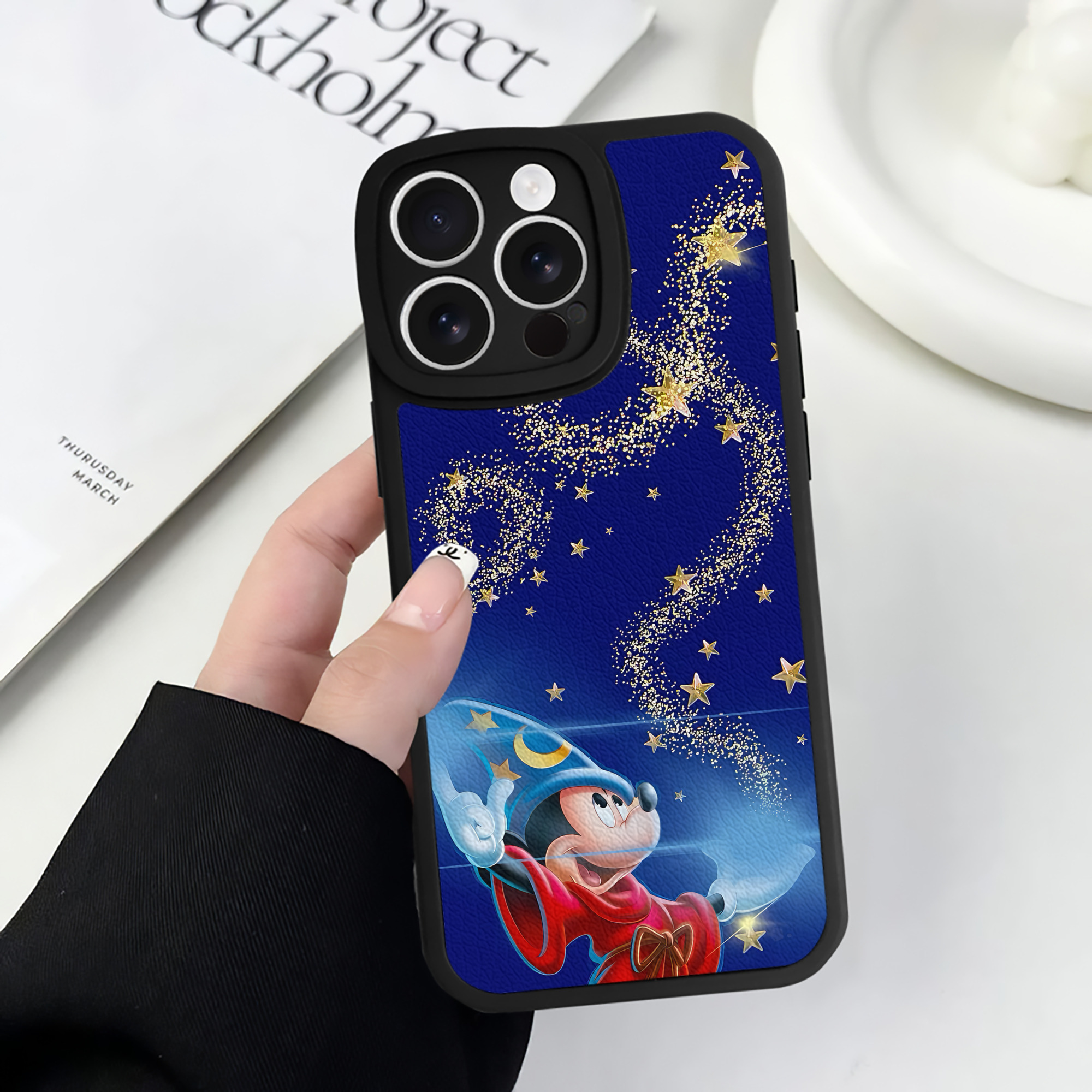 （画像用） ミッキーマウス Mickey Mouse 【iPhone 16シリーズ対応】シリコンスマホケース（レザー調） 材質：シリコン